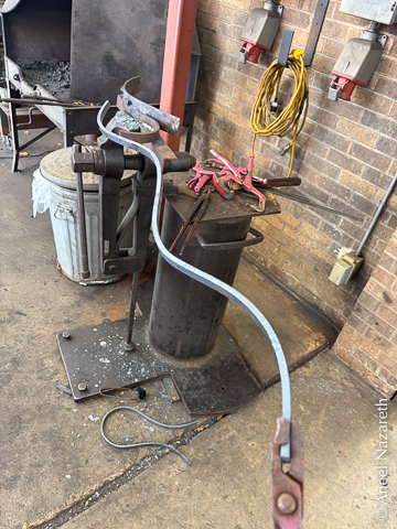 A sample double S-curve bar. Ignore the Ω shaped one on the ground!